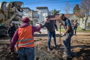Realizan obras de cordón cuneta y bacheo en el barrio Estrada