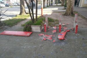 Destrozaron un “banco rojo” que simboliza la lucha contra la violencia de género
