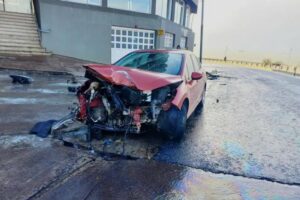 Impactante accidente en Playa Chica: Chocó su auto contra una columna de alumbrado
