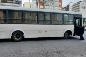 Un joven que participaba de una caravana de motociclistas fue atropellado por un colectivo