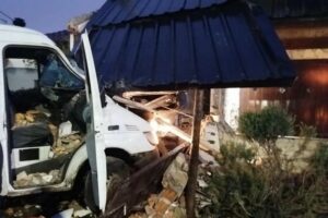 Conductor perdió el control del vehículo y se estrelló contra una casa