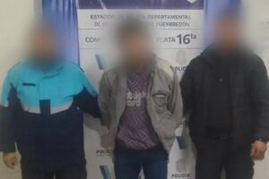 Atacó a su pareja, amenazó a los vecinos, le pegó a un policía e intentó robarle el arma