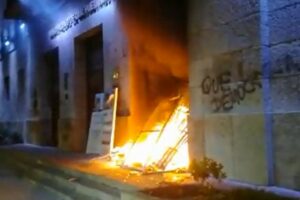 Por la muerte de un manifestante en CABA, incendiaron la puerta de la Municipalidad