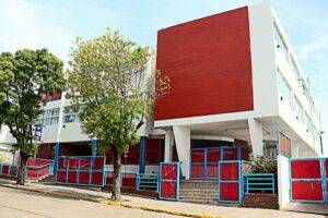 Echaron al kiosquero del Instituto Argentino Modelo por estar semidesnudo en su lugar de trabajo