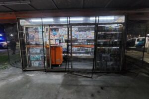 Robo y destrozos en un kiosco de diarios de Libertad y San Juan