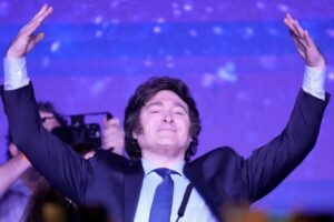 PASO 2023: Milei se impone por dos puntos a Juntos por el Cambio y lidera la elección presidencial