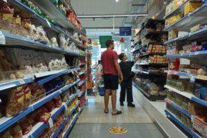 Una familia tipo necesitó $130.590 en agosto para no caer en la indigencia y la Canasta Crianza