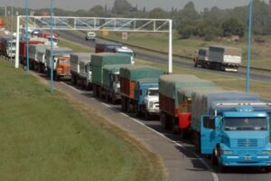 Transportistas autoconvocados iniciaron un paro y se teme por desabastecimiento