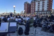 La Banda Sinfónica y la Orquesta Infanto Juvenil brindaron un concierto en la nueva plazoleta de Luro y La Costa