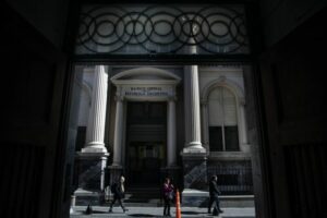 (230814) -- BUENOS AIRES, 14 agosto, 2023 (Xinhua) -- Personas caminan frente a la sede del Banco Central de la República Argentina (BCRA), en la ciudad de Buenos Aires, capital de Argentina, el 14 de agosto de 2023. El BCRA dispuso el lunes un nuevo aumento de 21 puntos porcentuales en la tasa de interés de referencia, que pasó del 97 al 118 por ciento, en medio del aumento de la cotización del dólar oficial. (Xinhua/Martín Zabala) (mz) (rtg) (ah) (ce)