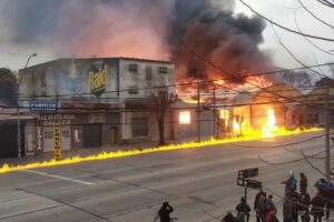 Incendio en Fábrica de Plásticos ubicada sobre la Av. Juan B. Justo se extiende a concesionaria de autos.