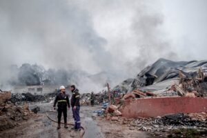 Continúan con los trabajos para controlar los efectos del incendio de los galpones de Juan B. Justo y Uruguay