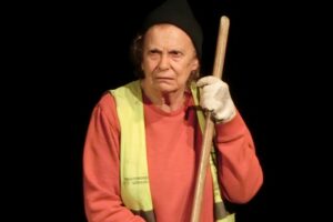 “A nadie le importa una señora que barre” llega en gira a Mar del Plata y Miramar