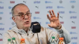 Bielsa confirmó que no habló con Cavani y Suárez pero aseguró que son «convocables»