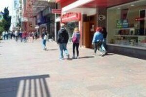 Las ventas de agosto cayeron un 8,8% en los comercios de la ciudad