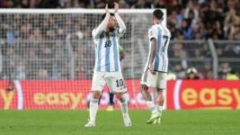 Messi con un guante en su zurda despachó a Ecuador
