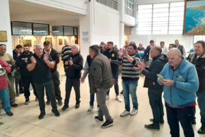 Taxistas realizan una ruidosa protesta en la puerta del despacho de Montenegro