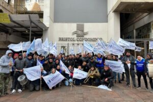Con una ruidosa manifestación, comenzó el acampe de UTHGRA en el Hotel Bristol