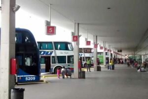 Una mujer murió al llegar a la terminal: No había asistencia médica ni ambulancia