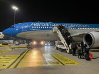 Aterrizó con éxito el primer vuelo de Aerolíneas Argentinas con repatriados desde Israel
