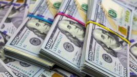 El dólar blue quedó por debajo de los $1000 en el cierre de la semana