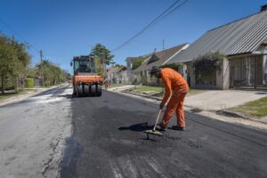La Municipalidad avanza con las obras de cordón cuneta y pavimentación en el barrio Estrada.