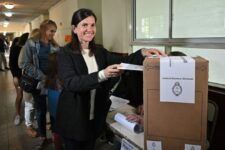 Votó Fernanda Raverta: «Con mucha emoción por estos 40 años de democracia».