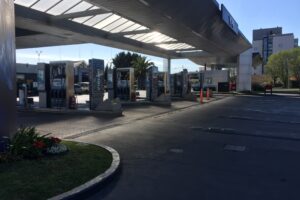 Las estaciones de servicio establecen límites para la carga de combustibles.