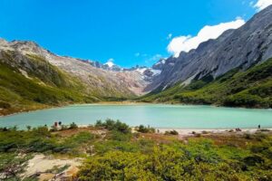 La impactante laguna verde esmeralda del Fin del Mundo que es ideal para visitar en primavera