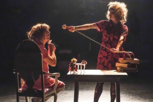 El absurdo sube a escena con “La trayectoria de las moscas”