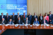 El “blue” quebró barrera de los $1000 y Massa amenazó con “cárcel” a especuladores