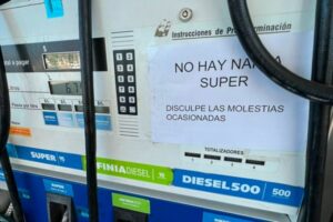 ¿Cuál es la razón detrás de la falta de combustible y gasoil en distintas estaciones de servicio?
