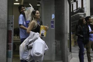 Largas filas en las casas de electrodomésticos para comprar productos antes de las elecciones