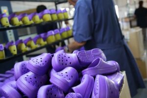 Una empresa de Saladillo amplió su planta de producción para fabricar las «Crocs»
