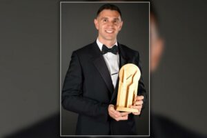 El «Dibu» Martínez ganó el premio al mejor arquero en el Balón de Oro