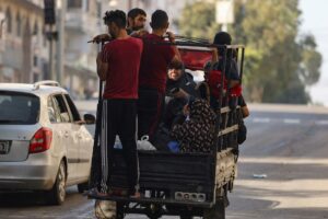 Se retrasa la orden de Israel para entrar en Gaza, donde sigue el éxodo de palestinos