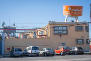 Asamblea permanente en La Campagnola por reclamo salarial.