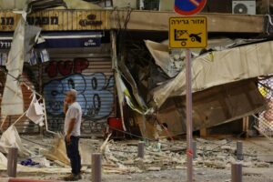 Israel lanza los ataques aéreos más violentos de la historia sobre Gaza y aumenta el número de muertos