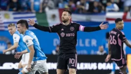 La noche de Messi en la visita de Inter Miami a Charlotte FC: del picante cruce con Copetti al gol negado por el palo