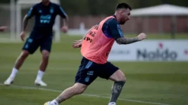 A la espera de Messi, la Selección Argentina volvió a entrenarse pensando en Perú