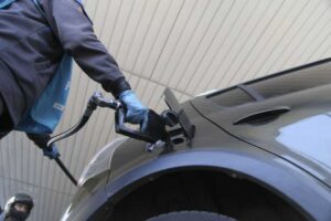 Largas filas de autos para cargar combustible ante el temor de que aumente