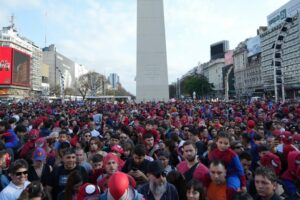 Cientos de personas disfrazadas de Spiderman se reúnen en el Obelisco para romper un récord mundial