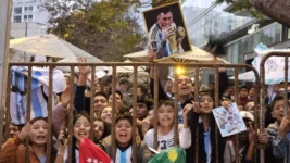Argentina llegó a Perú y es local: miles de personas en el recibimiento