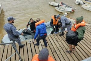 La Armada de Uruguay rescató a 12 tripulantes de un velero argentino que se hundió en el Río de la Plata