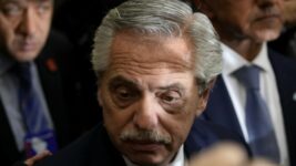 La decisión de Alberto de irse a vivir a España lo deja sin la pensión de expresidente