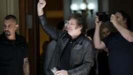 Ambos candidatos se adjudican la victoria: Milei por varios puntos y Massa por una diferencia menor