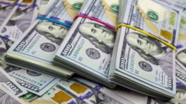 El dólar “blue” cayó $180 en cinco jornadas y quedó a un paso de los  $900