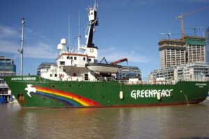 Las batallas entre Greenpeace y Equinor llegaron al mar argentino.