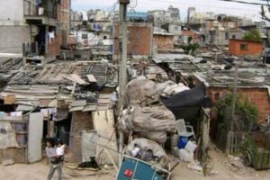 La pobreza alcanzó casi el 49% en abril, según la Universidad Di Tella