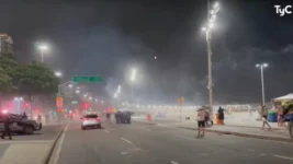 Noche de terror en Copacabana para hinchas de Boca emboscados en la playa